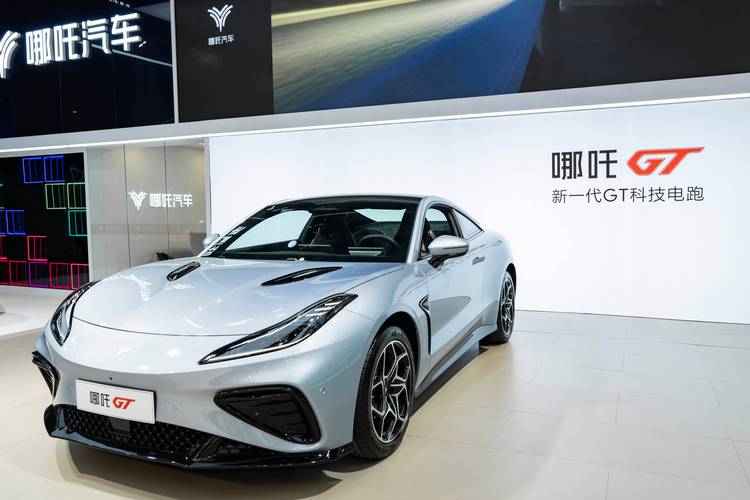 东莞173哪吒汽车在智能汽车领域的表现，领途汽车在新能源汽车市场中的影响力